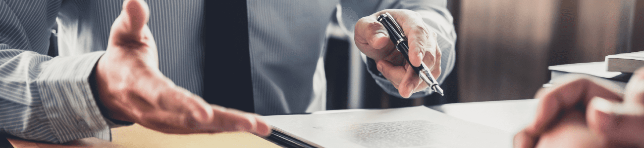new-york-negligence_lawyer-discussing-with-client