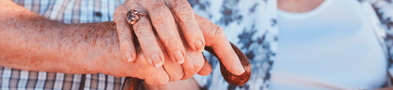 elderly-couple-holding-hands